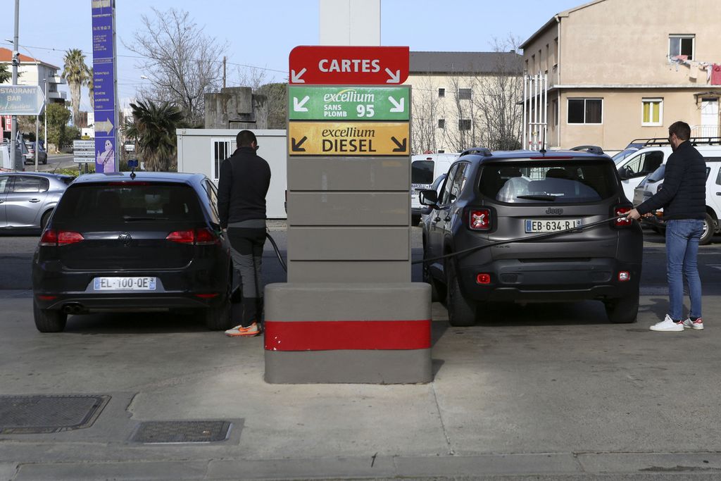 Pengemudi mengisi bahan bakar di Lucciana, Corsica, Perancis, Senin (14/2/2022).