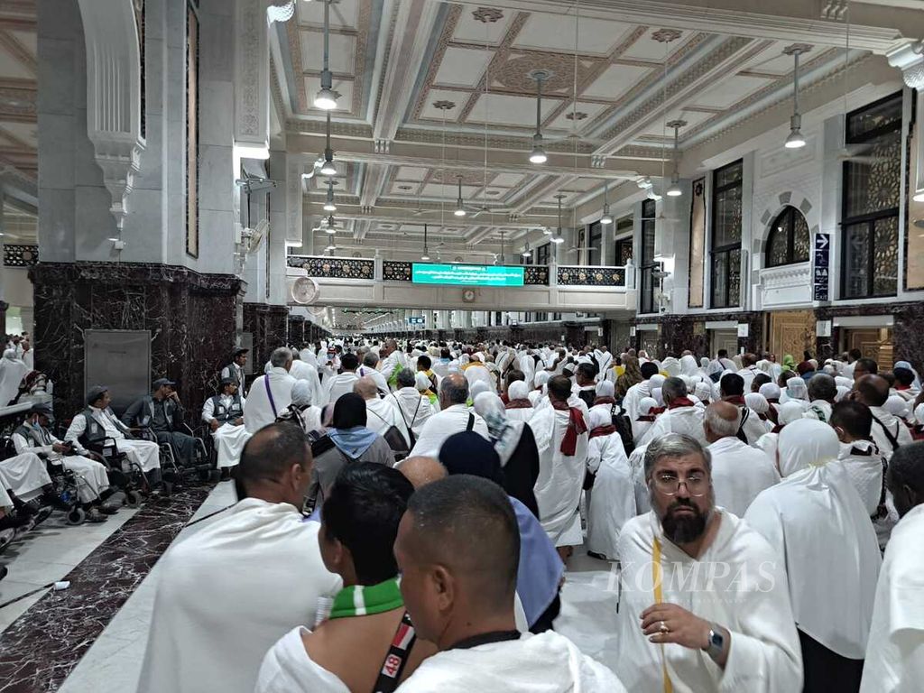 Suasana ibadah sai di Masjidil Haram, Sabtu (17/6/2023) malam waktu Arab Saudi. Kedatangan jutaan umat Islam dari sejumlah negara membuat Masjidil Haram selalu padat di setiap waktu, terutama saat musim haji.