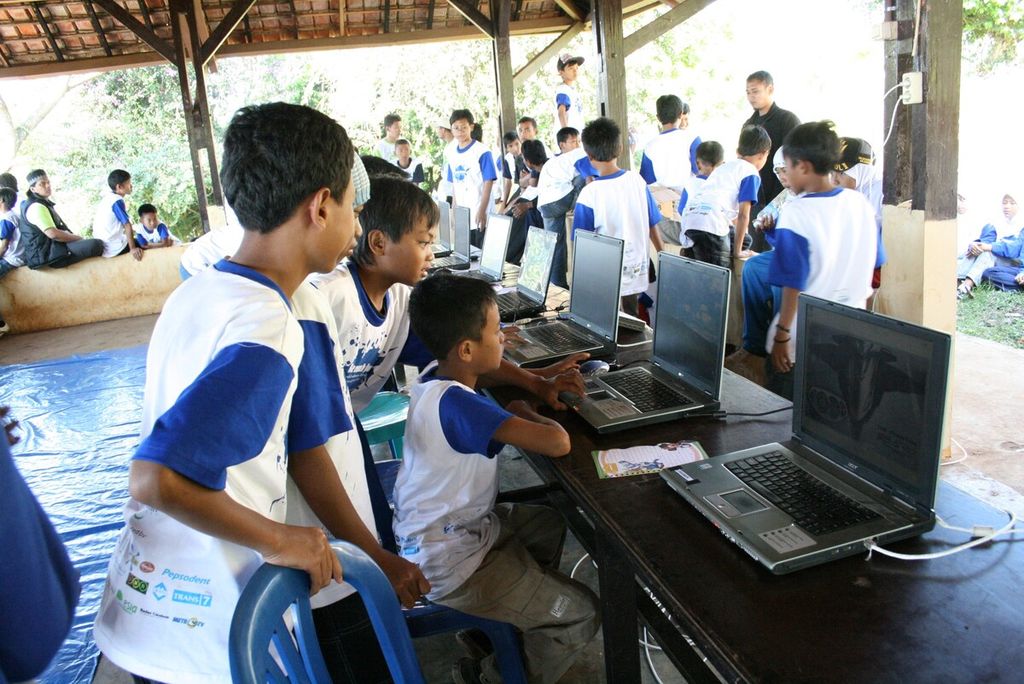 Anak-anak usia belasan tahun ini tengah belajar mengoperasikan internet dalam acara Kemah Juara di Kiara Payung, Sumedang, Jawa Barat, Kamis (5/7). Dalam acara yang diadakan hingga Sabtu (7/7) itu, mereka akan menerapkan secara langsung poelajaran yang selama ini diberikan di bangku sekolah.