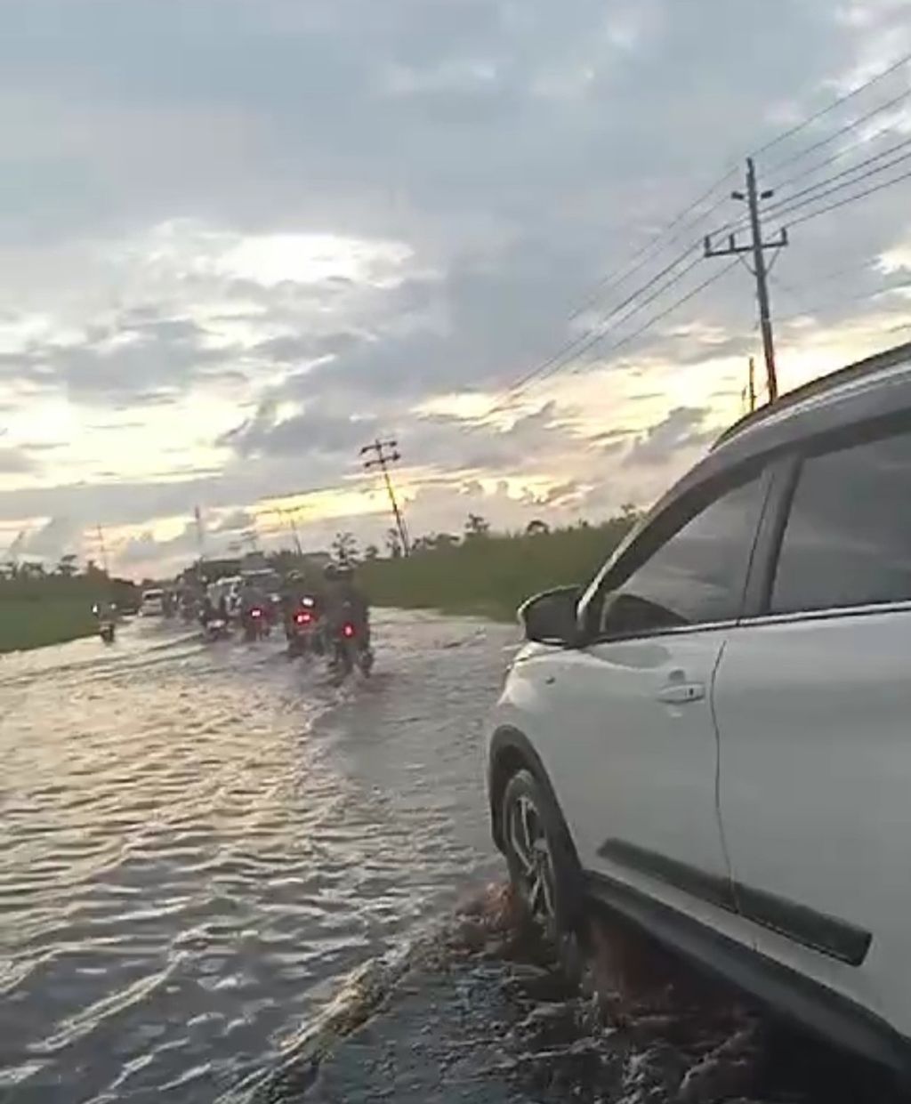 Banjir menggenangi jalan nasional di Kabupaten Mempawah, Kalimantan Barat, Kamis (18/1/2024).