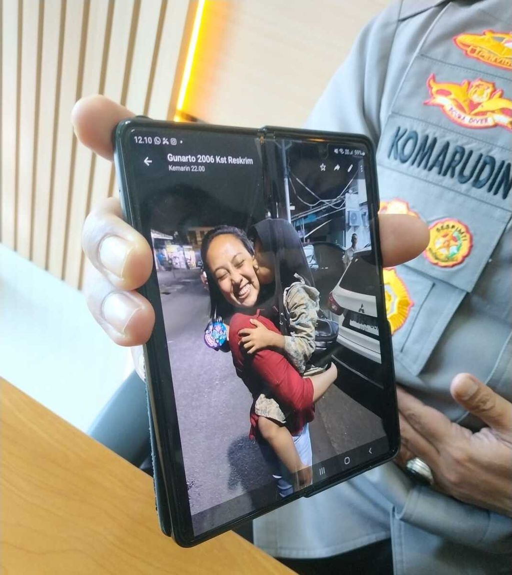 Central Jakarta Metro Police Chief (Kapolres) Kombes Komarudin showed a photo of Malika in her family arms after being found. Malika was allegedly abducted by Iwan Sumarno for 26 days and was found by the police on Monday (2/1/2023) night.