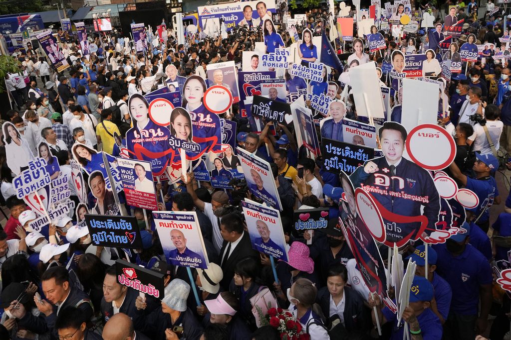 Pendukung berbagai partai politik memegang plakat saat calon daerah pemilihan tiba untuk pendaftaran mereka untuk mengikuti pemilihan umum mendatang, di stadion Pusat Pemuda Thailand-Jepang di Bangkok, Thailand, Senin, 3 April 2023. Pemilihan umum Thailand dijadwalkan pada 14 Mei.