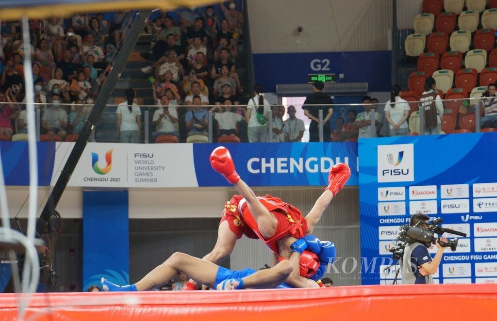 Atlet wushu Bintang R Nada Guitara (biru) mengunci leher Ma Yigo (China) saat dijatuhkan di laga puncak Universiade Chengdu, China, Kamis (3/8/2023). Bintang kalah oleh atlet tuan rumah.