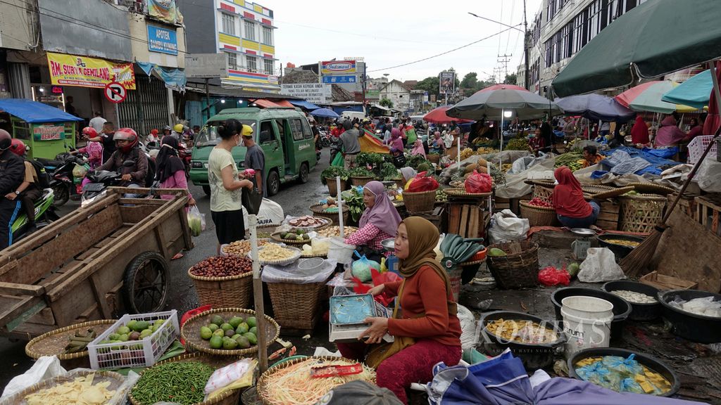Penjual sayur mayur menunggu pembeli di Pasar Smep, Kota Bandar Lampung, Lampung, Sabtu (15/10/2022). 