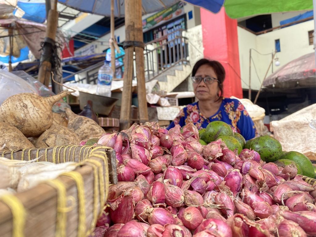Pedagang sayur beristirahat di sekitar lapaknya di Pasar Bulu, Kecamatan Semarang Selatan, Kota Semarang, Jawa Tengah, Selasa (14/2/2023). 