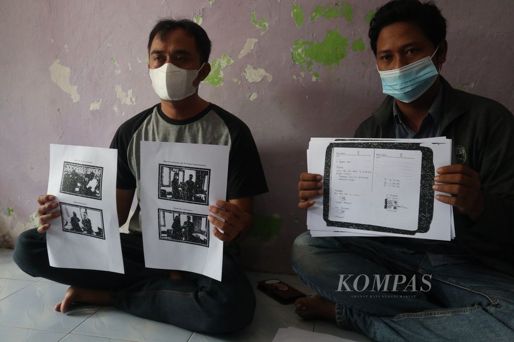 Junaedi (left) shows a copy of a document related to the alleged corruption case in Citemu Village, Mundu District, Cirebon Regency, West Java, Tuesday (22/2/2022). Junaedi's sister, Nurhayati, who is a former treasurer of Citemu Village, was named a suspect after revealing a case of alleged corruption committed by her superior..