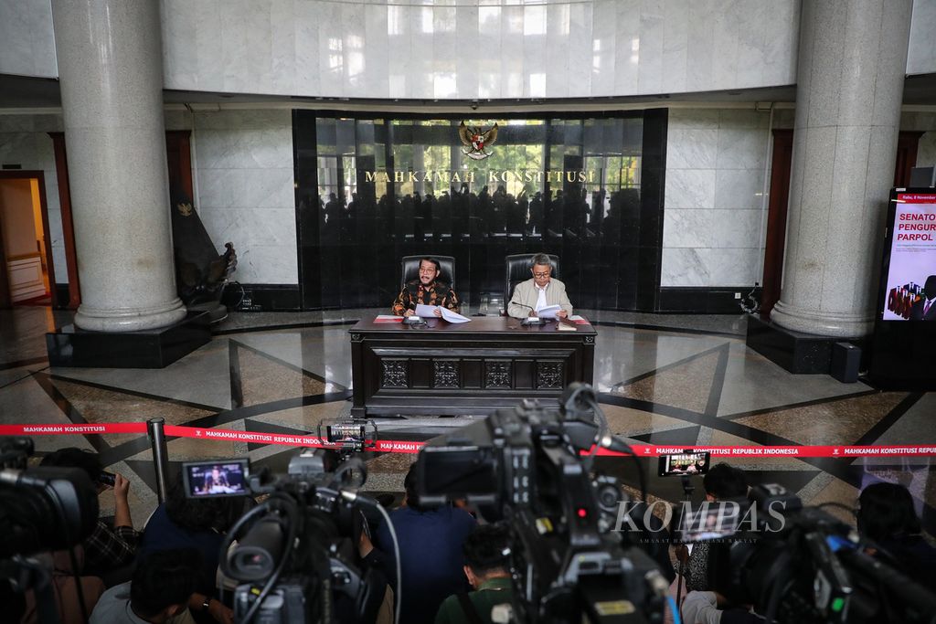 Suasana konferensi pers oleh mantan Ketua Mahkamah Konstitusi Anwar Usman (kiri) di Gedung MK, Jakarta, Rabu (8/11/2023). 