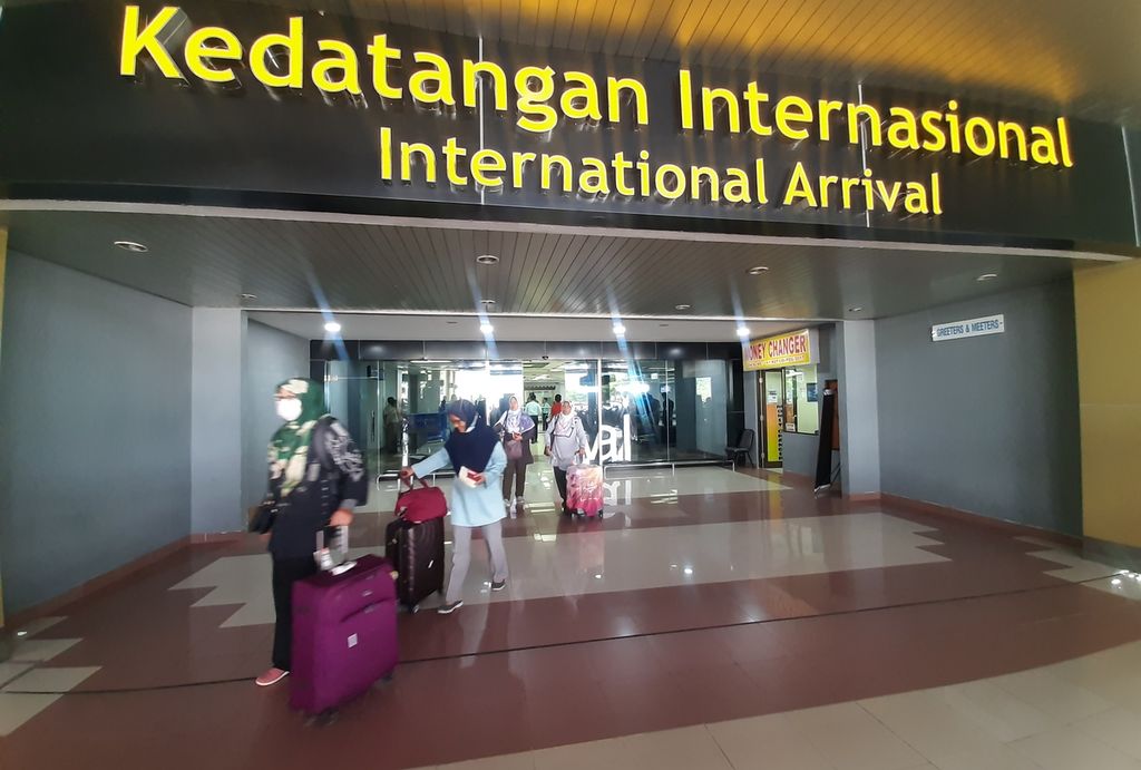 Penumpang pesawat Air Asia rute Kuala Lumpur-Padang keluar dari gerbang kedatangan internasional Bandara Internasional Minangkabau, Padang Pariaman, Sumatera Barat, Jumat (28/2/2020) sore.