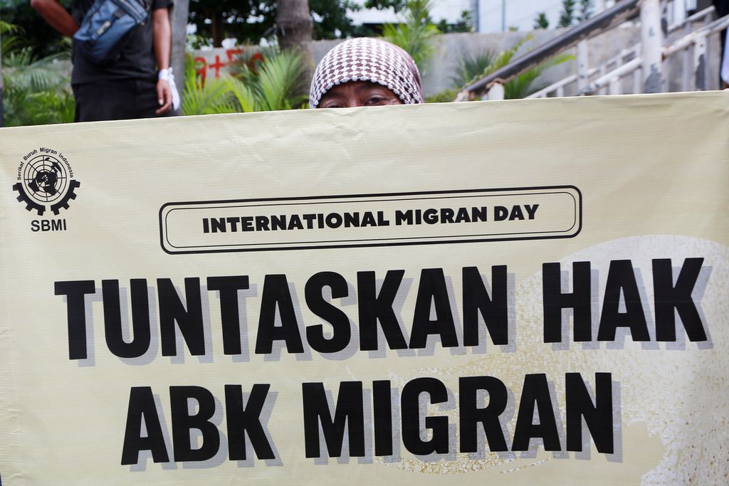 Peserta aksi membentangkan poster di depan kantor Kementerian Perhubungan, Jakarta Pusat, Senin (19/12/2022). Massa dari berbagai daerah di Indonesia yang tergabung dalam Serikat Buruh Migran Indonesia (SBMI) serta gabungan delapan organisasi menggelar aksi memperingati Hari Migran Internasional yang setiap tahun jatuh pada 18 Desember. 