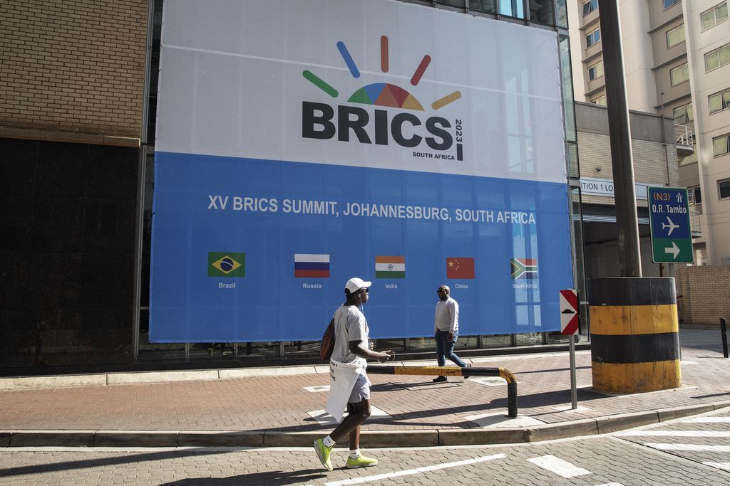 Orang melintas di dekat spanduk di arena KTT BRICS di Sandton Convention Centre, di Johannesburg, Afrika Selatan, 20 Agustus 2023. 