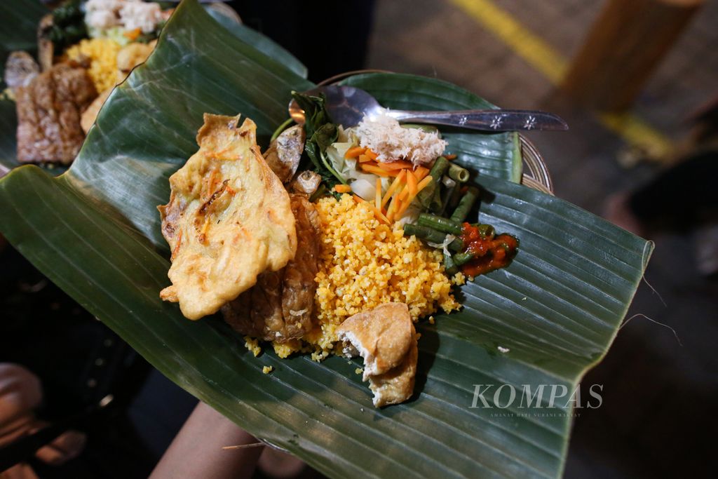 Sego jagung lengkap dengan sayur, sambal, gereh, tahu, tempe dan bakwan seharga Rp 15.000 per porsi di Pasar Kangen 2023 di Taman Budaya Yogyakarta, Kota Yogyakarta, Rabu (2/8/2023) malam. 