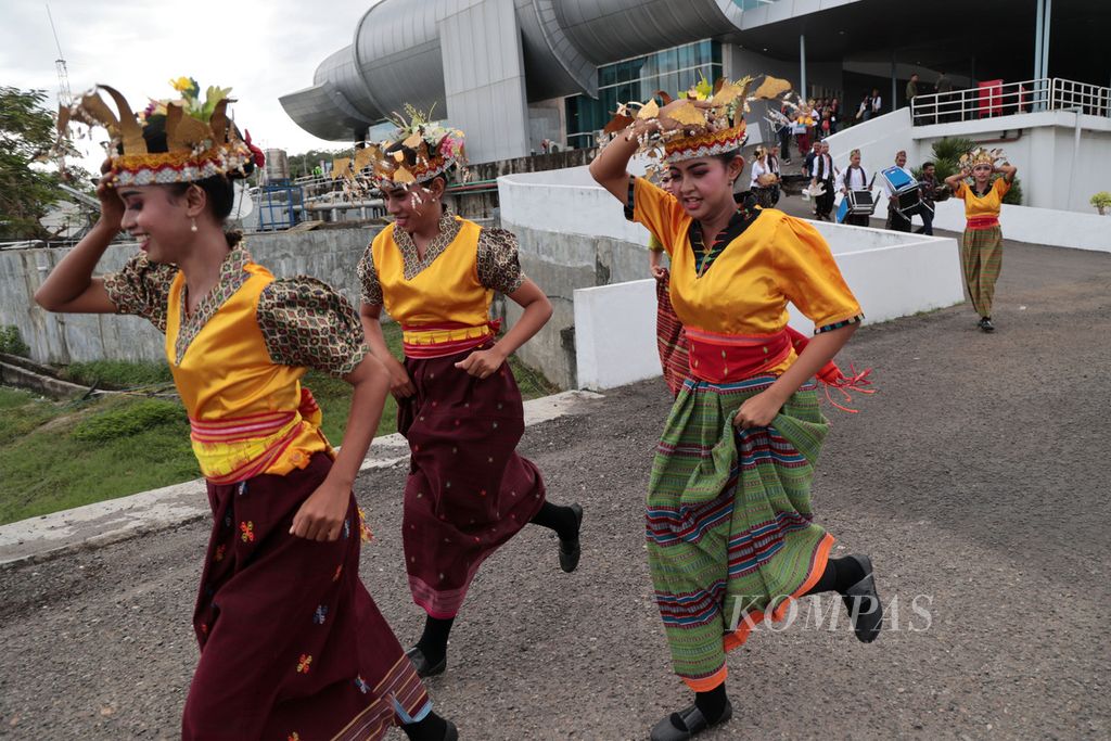 Para penari bersiap menyambut kedatangan Presiden Joko Widodo di Bandara Komodo, Labun Bajo, Manggarai Barat, Nusa Tenggara Timur, Minggu (7/5/2023). Presiden tiba di Labuan Bajo untuk mengecek secara langsung kesiapan akhir menjelang Konferensi Tingkat Tinggi (KTT) ke-42 ASEAN yang akan digelar pada 9 -11 Mei 2023. 