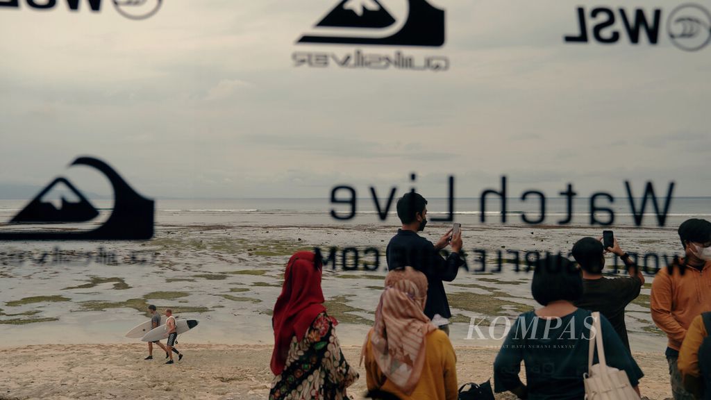 Residents surround the beach ahead of the World Surf League at Plengkung G-Land Beach, Alas Purwo National Park, Banyuwangi, East Java, Thursday (26/5/2022).