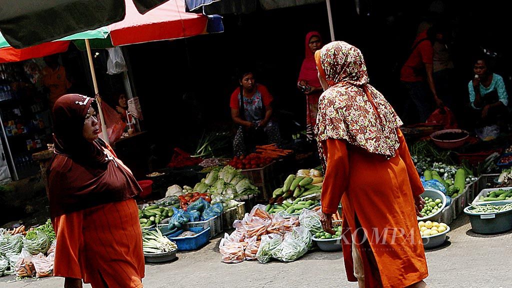 Pedagang sayur menunggu pembeli di Pasar Kebayoran Lama, Jakarta Selatan, Rabu (28/3). Pemerintah meminta pelaku usaha membantu pengendalian stok dan harga barang kebutuhan pokok dan stabilitas harga jelang Ramadhan dan Lebaran tahun ini.