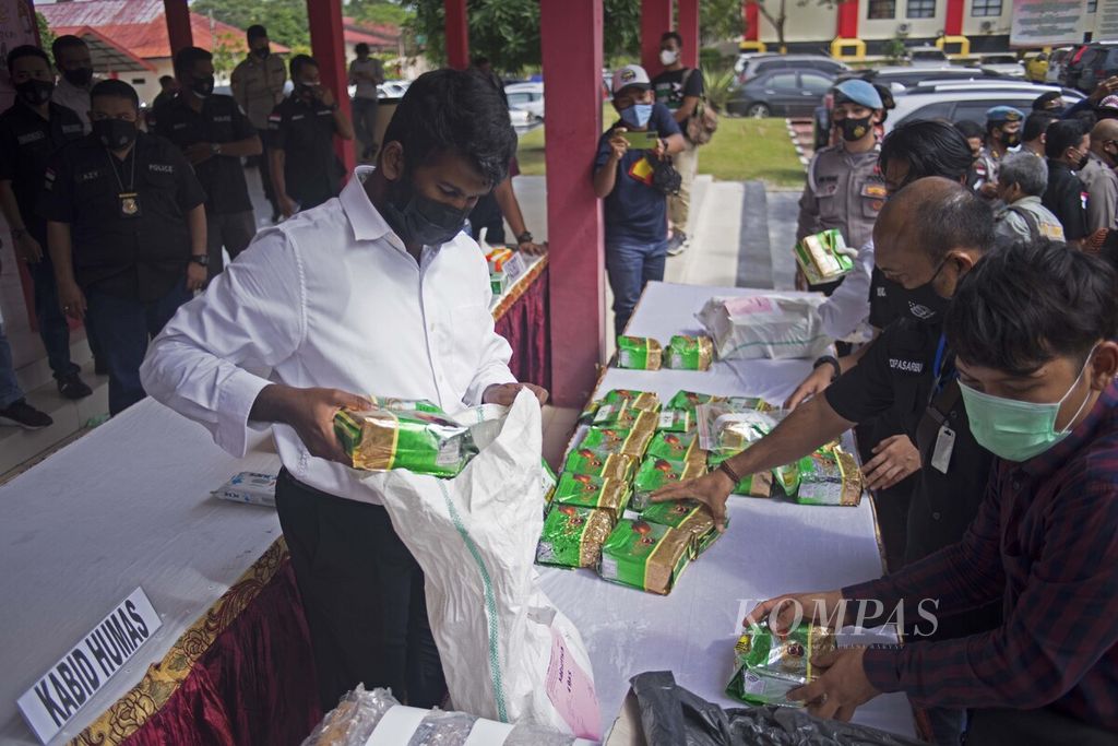 Anggota Kepolisian Polda Kepulauan Riau tengah menata barang bukti 46 kilogram sabu seusai konferensi pers terkait pengungkapan kasus narkoba, Selasa (19/1/2021),