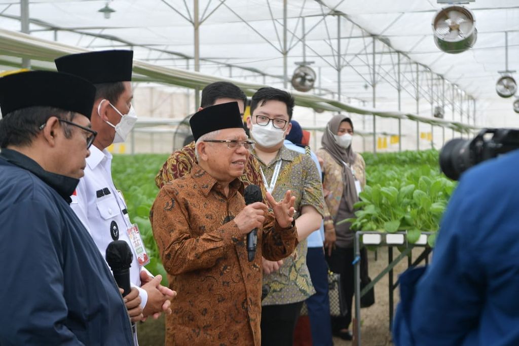 Wakil Presiden Ma’ruf Amin dalam keterangan pers seusai meninjau Batamindo Green Farm di Kota Batam, Kepulauan Riau, Rabu (7/6/2023).