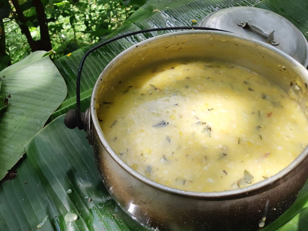 Lebon poho or poho leaf porridge (Paederia foetida) is a menu that is rarely cooked by the people of Kajowair. This porridge uses pulut corn, iron gourd, taro/taro, cassava, and coconut milk.