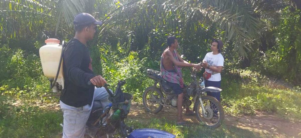 Jurnalis <i>Kompas,</i> Zulkarnaini, mewawancarai buruh di perkebunan sawit di Desa Jambo Reuhat, Kecamatan Banda Alam, Aceh Timur, Selasa, (25/7/2023). 