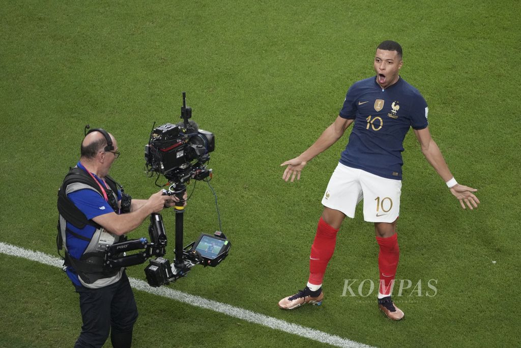 Pemain Perancis Kylian Mbappe merayakan gol yang dicetak ke gawang Polandia dalam pertandingan babak 16 besar Piala Dunia 2022 di Stadion Al Thumama, Qatar, Minggu (4/12/2022). Mbappe mencetak dua gol dalam pertandingan dan membantu Perancis mengalahkan Polandia 3-1. 