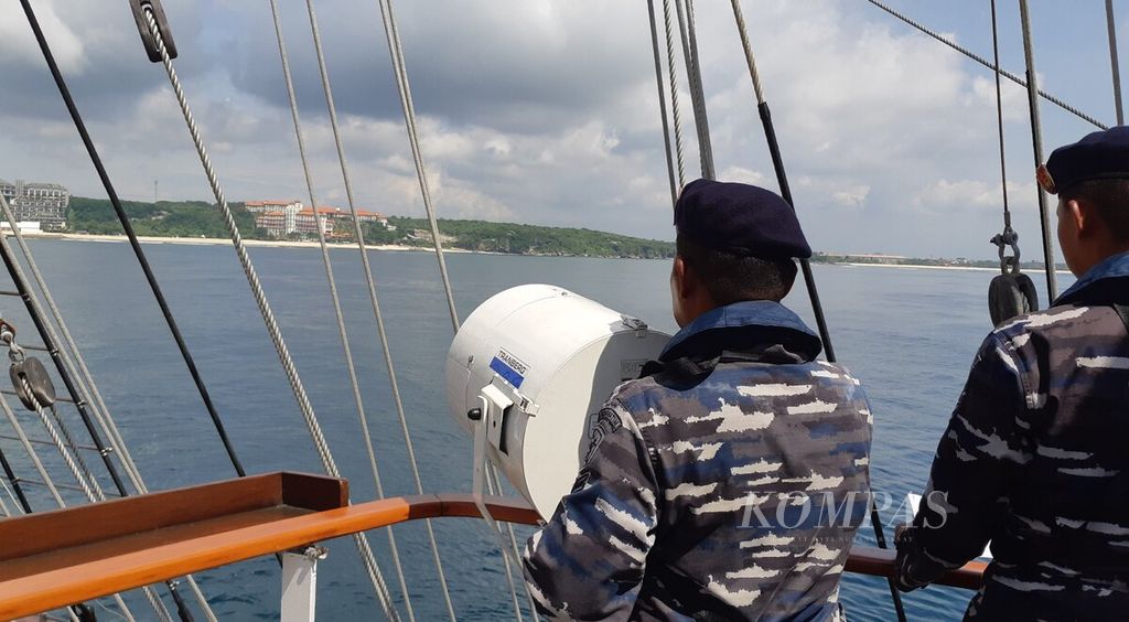 Awak KRI Bima Suci membuat lampu sinyal ketika kapal layar latih Akademi Angkatan Laut tersebut berada di kawasan perairan Nusa Dua, di sekitar Pantai Sawangan, Badung, Rabu (16/11/2022). 