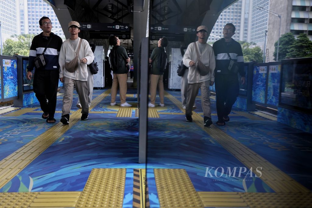 Residents observe a painting by the painter Vincent van Gogh which decorates the Tosari Transjakarta Bus Stop, Jakarta, Monday (18/3/2024).