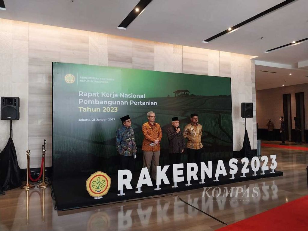 Wakil Presiden Ma’ruf Amin saat memberikan keterangan pers seusai membuka acara Rapat Kerja Nasional Pembangunan Pertanian Tahun 2023, di Hotel Bidakara, Jakarta, Rabu (25/1/2023).
