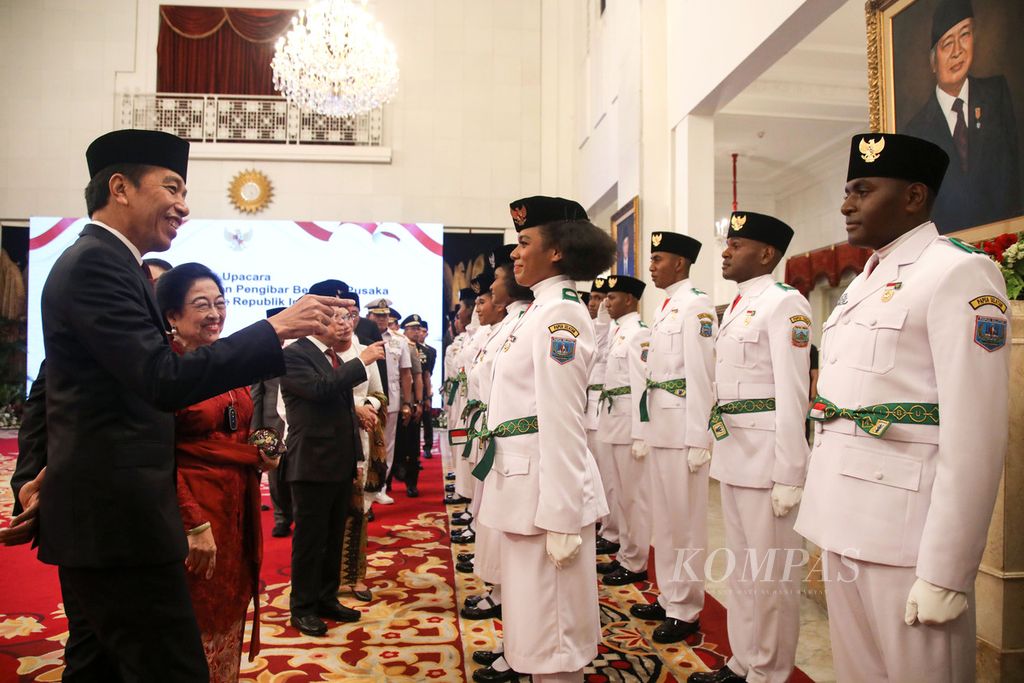 Presiden Joko Widodo bersama Ketua Dewan Pengarah BPIP Megawati Soekarnoputri memberikan ucapan selamat dan juga berbincang dengan anggota Pasukan Pengibar Bendera Pusaka (Paskibra) seusai Upacara Pengukuhan Paskibraka di Istana Negara, Selasa (15/8/2023).