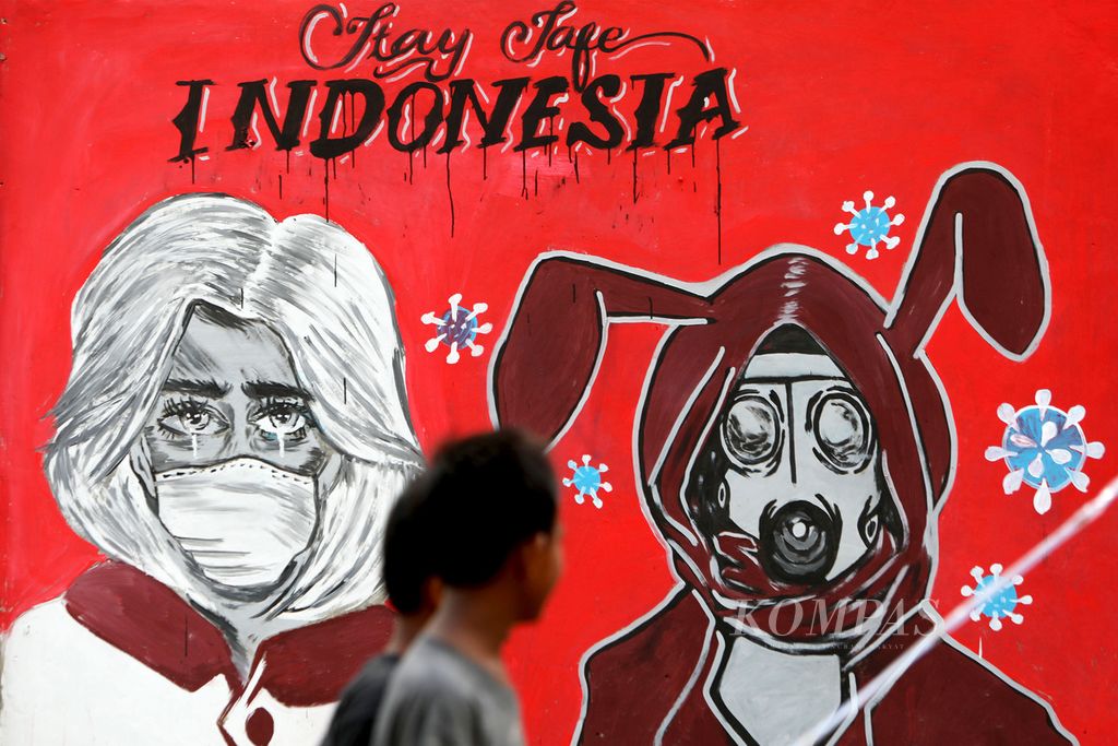 Mural dan tulisan tentang pandemi Covid-19 menghiasi tembok di Jalan Halim Perdana Kusuma, Benda, Kota Tangerang, Banten, Minggu (12/4/2020). 
