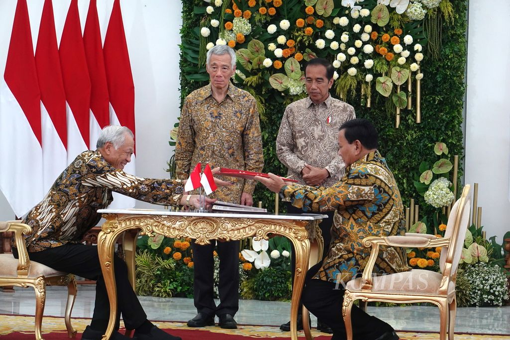 After talking at the Veranda of the Bogor Palace, President Joko Widodo and Singaporean Prime Minister Lee Hsien Loong re-entered the palace area to witness the signing of a memorandum of understanding by several ministers.