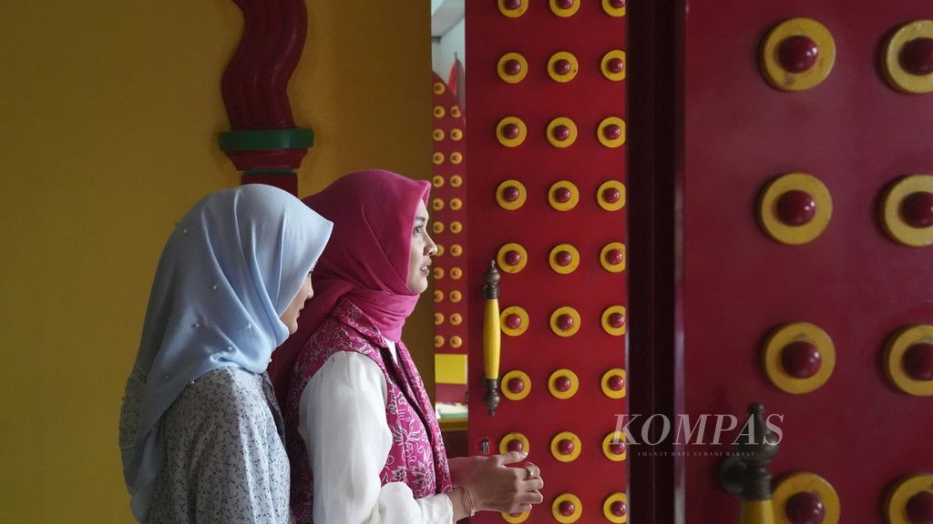Warga melintasi pintu Masjid Lautze di Kelurahan Karang Anyar, Kecamatan Sawah Besar, Jakarta Pusat, Selasa (4/4/2023). Masjid yang terimpit di antara puluhan rumah toko di kawasan pecinan tersebut didirikan oleh Yayasan Karim Oei pada tahun 1991. Masjid direnovasi dan diresmikan lagi oleh Ketua Umum Ikatan Cendekiawan Muslim Se-Indonesia (ICMI) Pusat BJ Habibie pada 1994. 