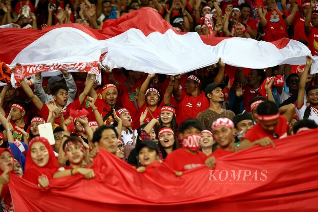 Suporter Indonesia yang hadir di Stadion Shah Alam, Selangor, Malaysia, untuk mendukung Timnas sepak bola Indonesia U-22 saat menghadapi tuan rumah Malaysia di semi final SEA Games Kuala Lumpur, Malaysia, Sabtu (27/8/2017). 