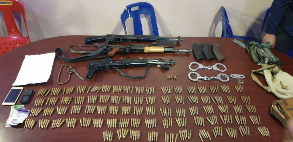 Barang bukti berupa senjata ilegal yang disita dari kelompok kriminal bersenjata di Aceh Timur, Aceh, Kamis (25/4/2019).