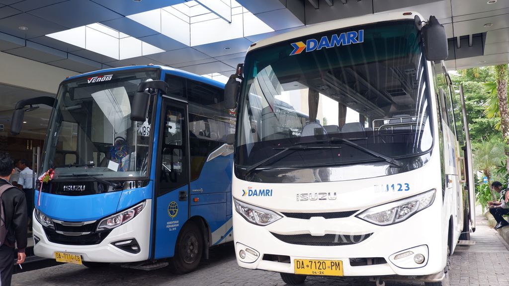 Operasional bus angkutan pemadu moda dan <i>bus rapid transit</i> (BRT) Banjarbakula untuk rute bandara diresmikan di Banjarmasin, Kalimantan Selatan, Senin (17/2/2020). 