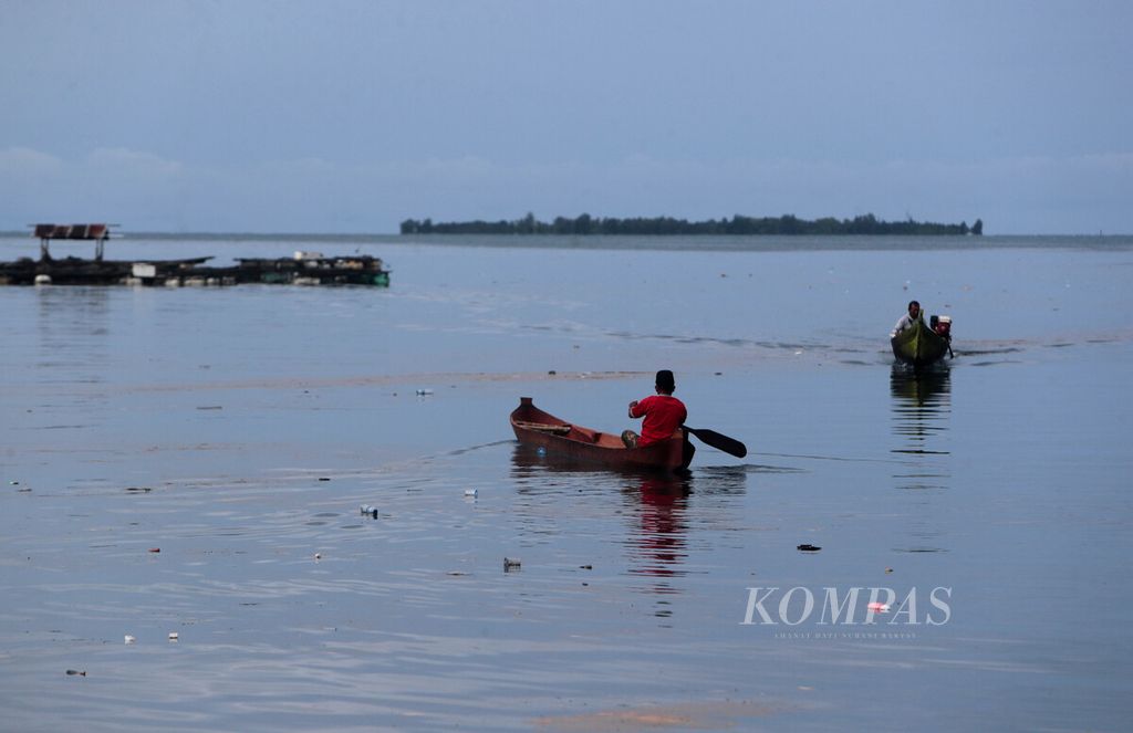 Aktivitas warga di Kampung Bajo Torosiaje, Popayato, Kabupaten Pohuwato, Provinsi Gorontalo, Jumat (15/7/2022). Sebagian besar warga di Torosiaje merupakan nelayan. Selain ikan, warga juga menangkap gurita dan teripang. 