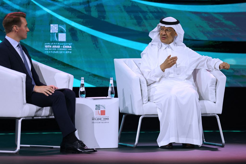 Menteri Energi Arab Saudi Pangeran Abdulaziz bin Salman al-Saud berbicara dalam diskusi di acara Konferensi Bisnis China-Arab, di Riyadh, Minggu (11/6/2023). 