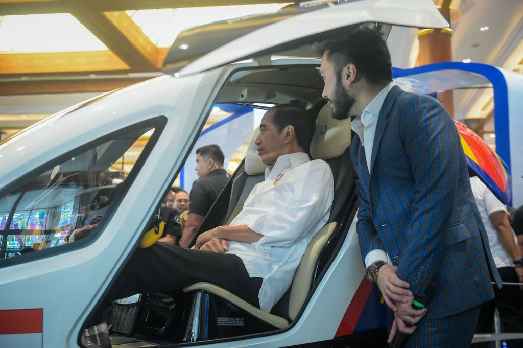 Presiden Joko Widodo meninjau pameran Hub Space yang mengambil tema ”Journey to Connect Indonesia” yang digelar di Plenary Hall, Jakarta Convention Center (JCC), Jakarta, Jumat (29/9/2023).