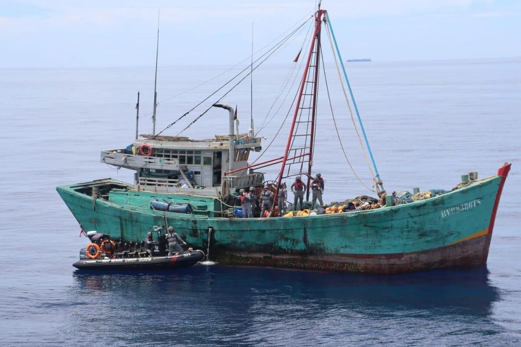 Badan Keamanan Laut Republik Indonesia menangkap kapal ikan asing berbendera Vietnam di perairan Natuna, Minggu (26/7/2020). Penangkapan itu menambah deretan pencurian ikan yang kembali marak sejak awal tahun.
