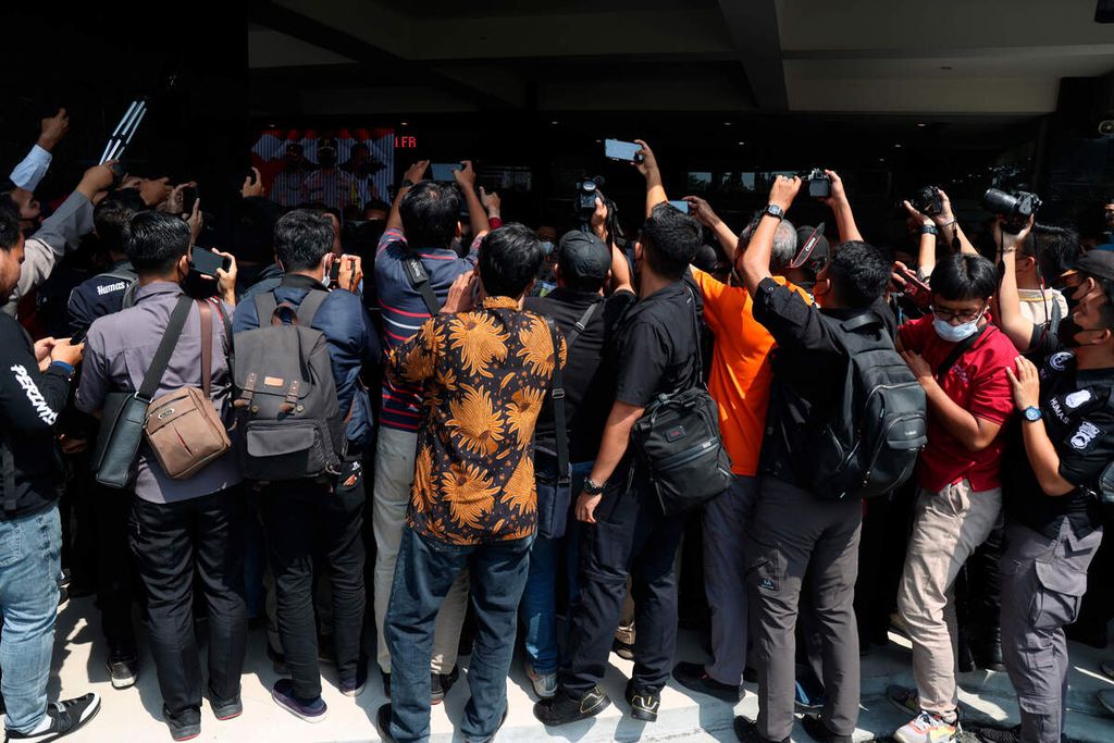 Jurnalis berdesakan saat meliput gelar perkara kasus perjudian seluruh Jawa Tengah di Kantor Polisi Daerah Jawa Tengah, Kota Semarang, 22 Agustus 2022. Media sebenarnya bisa dirangkul oleh Komisi Informasi untuk memperkuat keterbukaan. 
