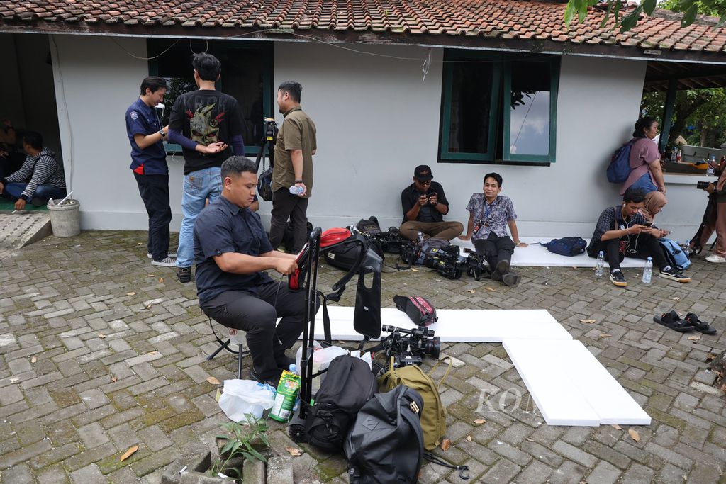 Jurnalis dari berbagai media meliput prosesi siraman Erina Gudono di Desa Sinduadi, Mlati, Sleman, DI Yogyakarta, Jumat (9/12/2022).