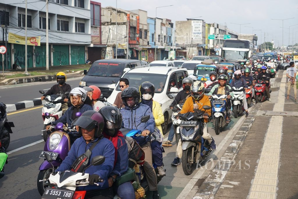 Sepeda motor mendominasi jalur pantura di Bulak Kapal, Kota Bekasi, Jawa Barat, Minggu (14/4/2024).