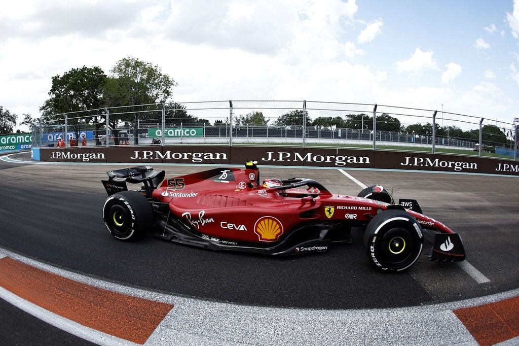 Pebalap tim Ferrari Carlos Sainz memacu mobilnya pada ajang F1 seri Miami di Sirkuit Internasional Miami, Florida, AS, Minggu (8/5/2022). Sainz menjadi pemenang ketiga pada ajang itu. 