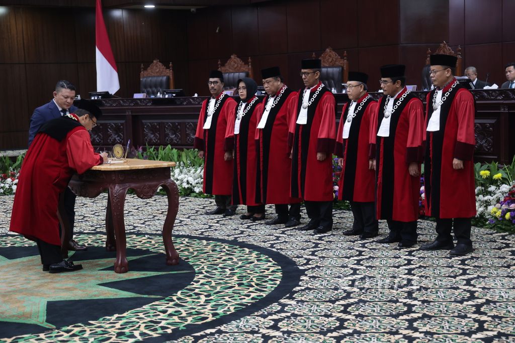 Hakim Konstitusi Suhartoyo (kiri) menandatangani surat keputusan saat dilantik menjadi Ketua Mahakamah Konstitusi (MK) periode 2023-2028 di Gedung MK, Jakarta, Senin (13/11/2023). Suhartoyo menggantikan Anwar Usman menjadi Ketua MK. 