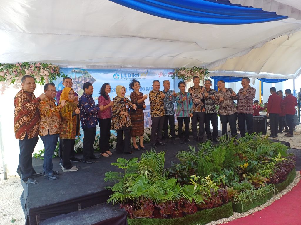 Foto bersama pengurus Lembaga Layanan Pendidikan Tinggi NTT bersama Sekretaris Umum Kementerian Ristek, Teknologi, dan Pendidikan Tinggi, Suharti  (tengah tenun merah coklat), di Kupang, Kamis (13/7/2023).
