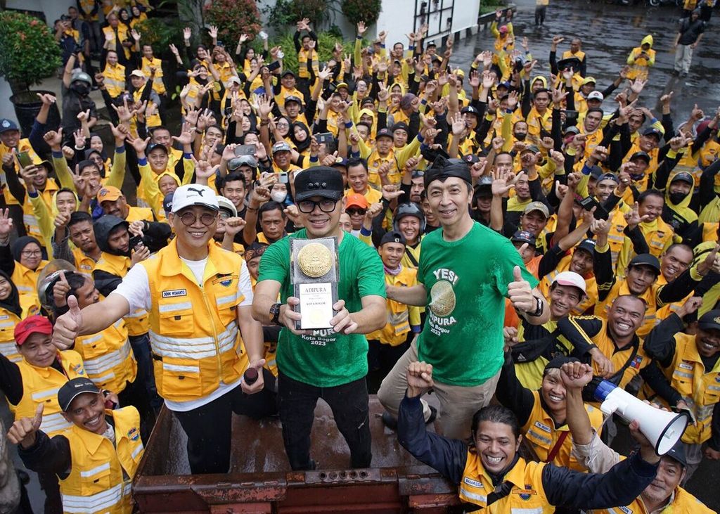 Mayor of Bogor Bima Arya and his deputy, Dedie A. Rachim, presented the Adipura Trophy to the yellow troops or sanitation workers of Bogor City.