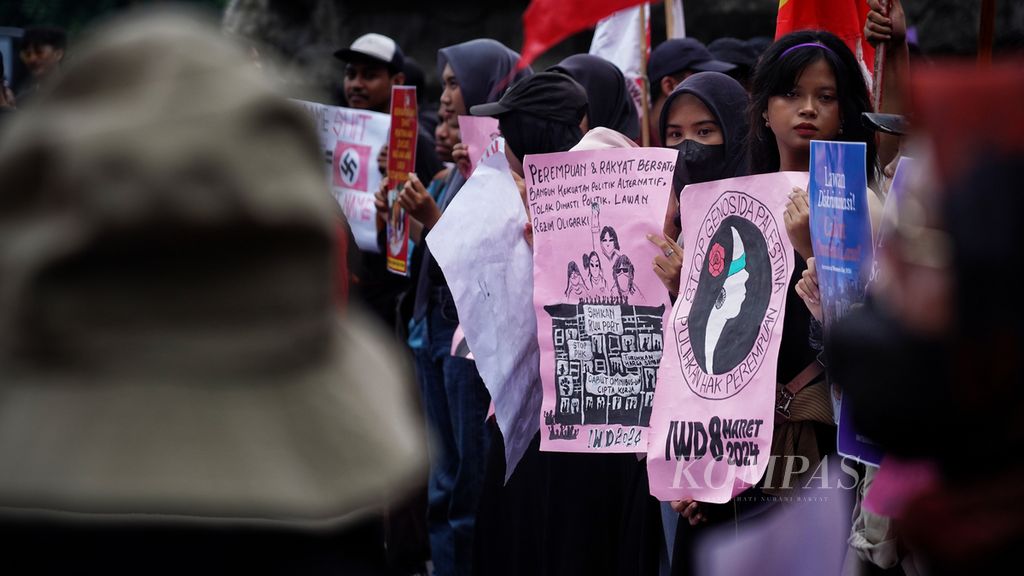 Para anak perempuan buruh yang tergabung dalam Konggres Aliansi Serikat Buruh Indonesia (KASBI), Aliansi Jurnalis Independen (AJI) Jakarta, dan bersama sejumlah elemen masyarakat lainnya menggelar aksi Peringatan Hari Perempuan Internasional di kawasan Patung Arjuna Wijaya, Jakarta, Jumat (8/3/2024). 
