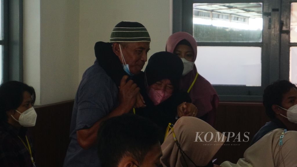 Sunardi (kiri) membopong istrinya, Endang Budi Astuti, yang lemas mendengarkan fakta persidangan atas kasus tewasnya putra mereka, Gilang Endi Saputra, dalam diklatsar Korps Mahasiswa Siaga Batalion 905 Jagal Abilawa, atau Resimen Mahasiswa UNS Surakarta, di Pengadilan Negeri Kota Surakarta, Jawa Tengah, Senin (4/4/2022). Dua terdakwa dalam kasus tersebut, Nanang Fahrizal Maulana (22) dan Faizal Pujut Juliono (22), divonis hukuman dua tahun penjara.