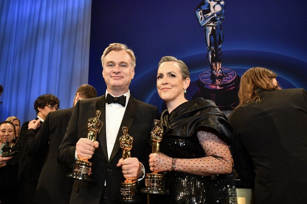 Pasangan sutradara dan produser asal Inggris, Christopher Nolan dan Emma Thomas, memegang piala Oscar setelah karya mereka, <i>Oppenheimer</i>, memenangi tujuh piala Oscar, termasuk untuk Sutradara Terbaik dan Film Terbaik, pada gelaran 96th Annual Academy Awards di Dolby Theatre, Hollywood, California, Amerika Serikat, Minggu (10/3/2024) malam waktu setempat. 