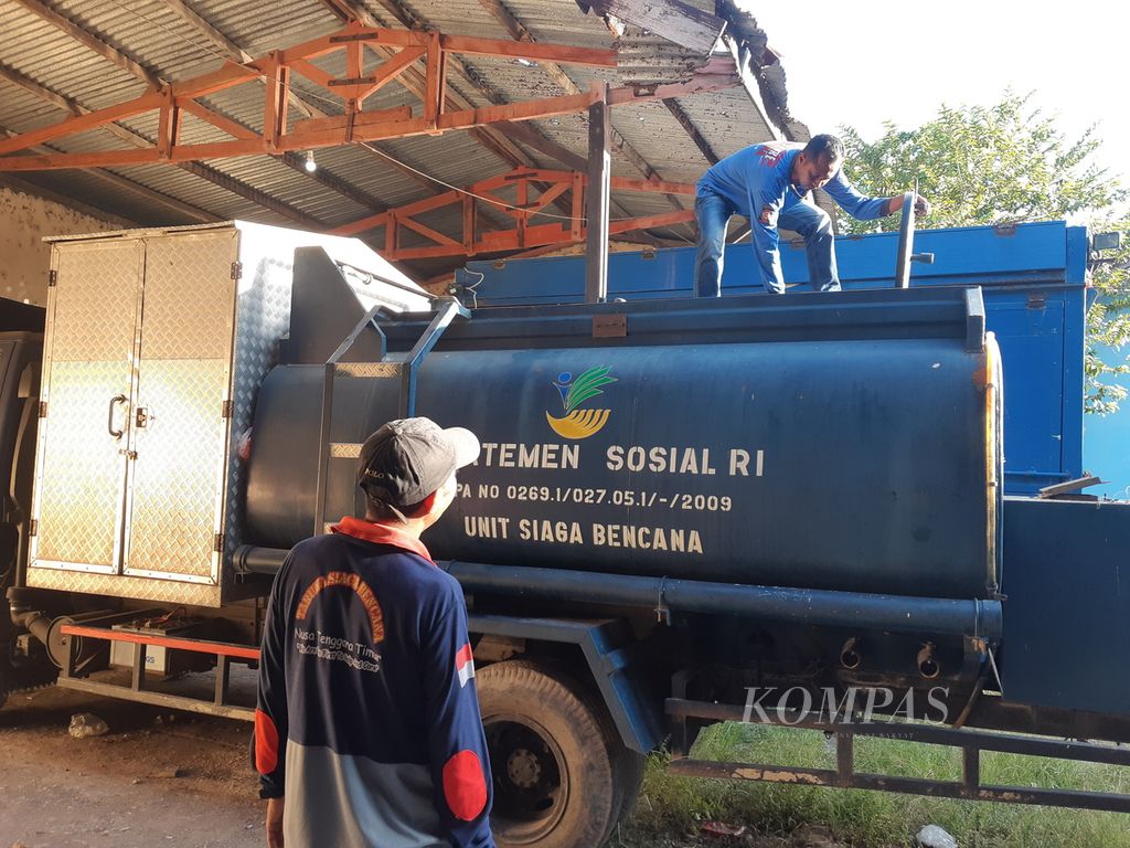 Pemeriksaan mobil air bersih yang dioperasikan Tagana NTT di Kota Kupang pada Selasa (7/5/2024).