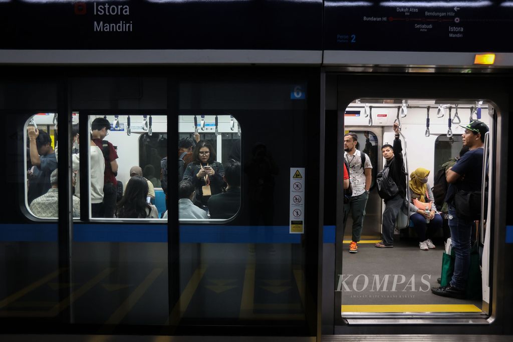 Para penumpang MRT menunggu kereta berangkat dari Stasiun MRT Istora Mandiri, Jakarta, Jumat (1/12/2024). 