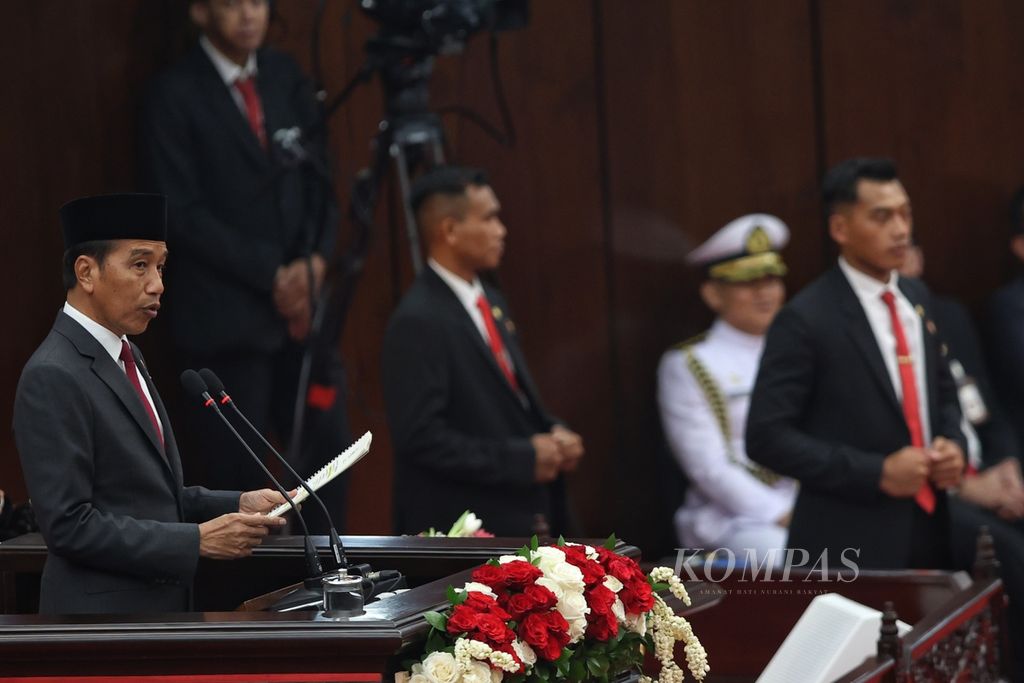 Presiden Joko Widodo menyampaikan RAPBN 2025 dan Nota Keuangan di Sidang Paripurna Pembukaan Masa Persidangan I DPR Tahun Sidang 2024-2025 di Gedung Nusantara, Kompleks Parlemen, Jakarta, Jumat (16/8/2024). 